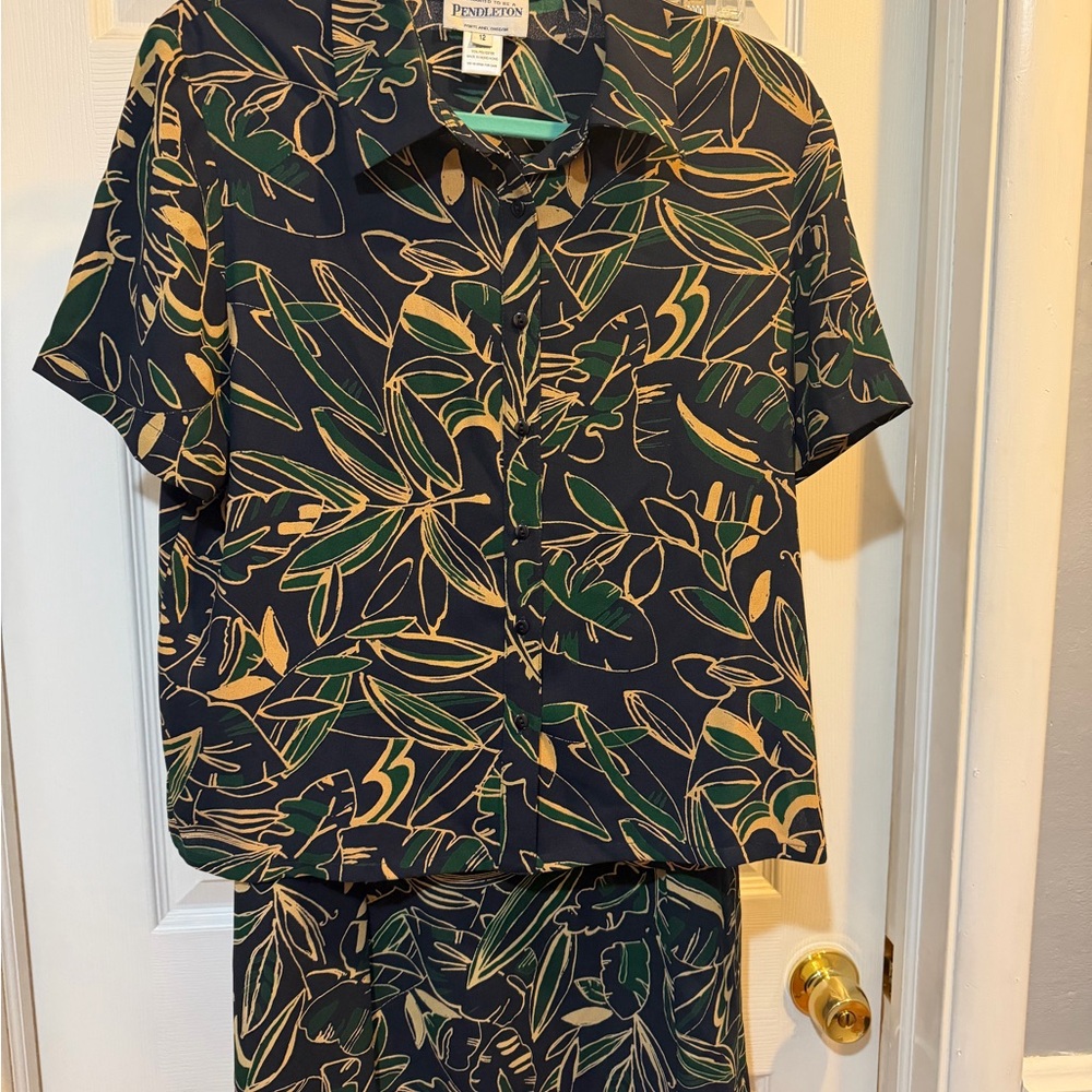 Pendleton Ladies 2 pc set  Blouse And back zipper  Pencil Skirt 12 Poly Vintage
